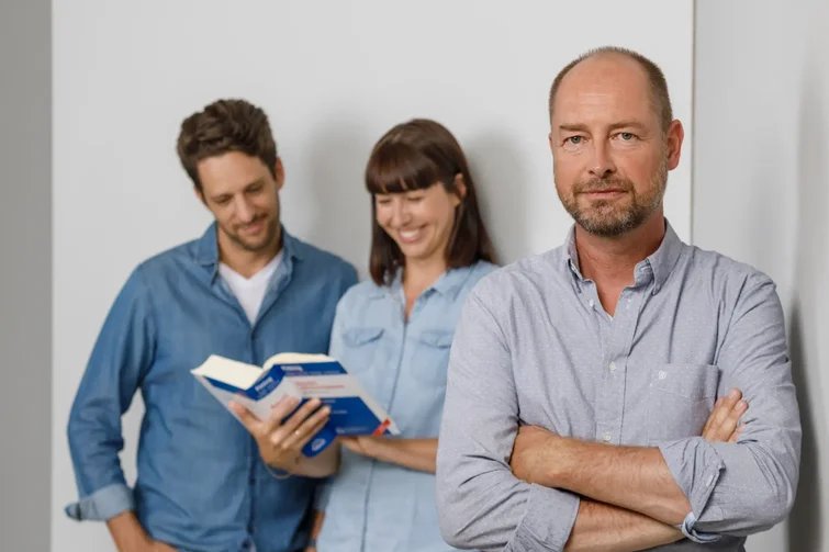 Drei Mitglieder eines Wahlvorstands informieren sich über ihren Schulungsanspruch – praxisnah erklärt für Betriebsratswahlen.