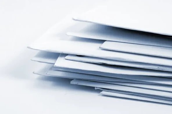 Stapel mit Briefumschlägen – Symbol für die Stimmenauszählung bei der Betriebsratswahl.